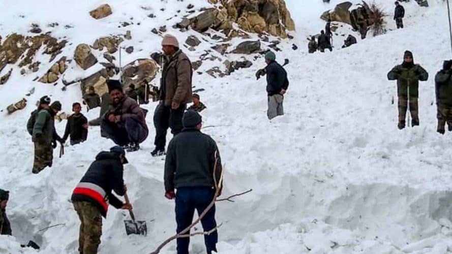 Kinnaur- Heavy snowfall hampers rescue operations to save 5 army jawans trapped under avalanche