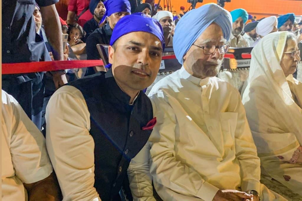 Gurbaksh Chahal With Former PM Manmohan Singh - Digpu