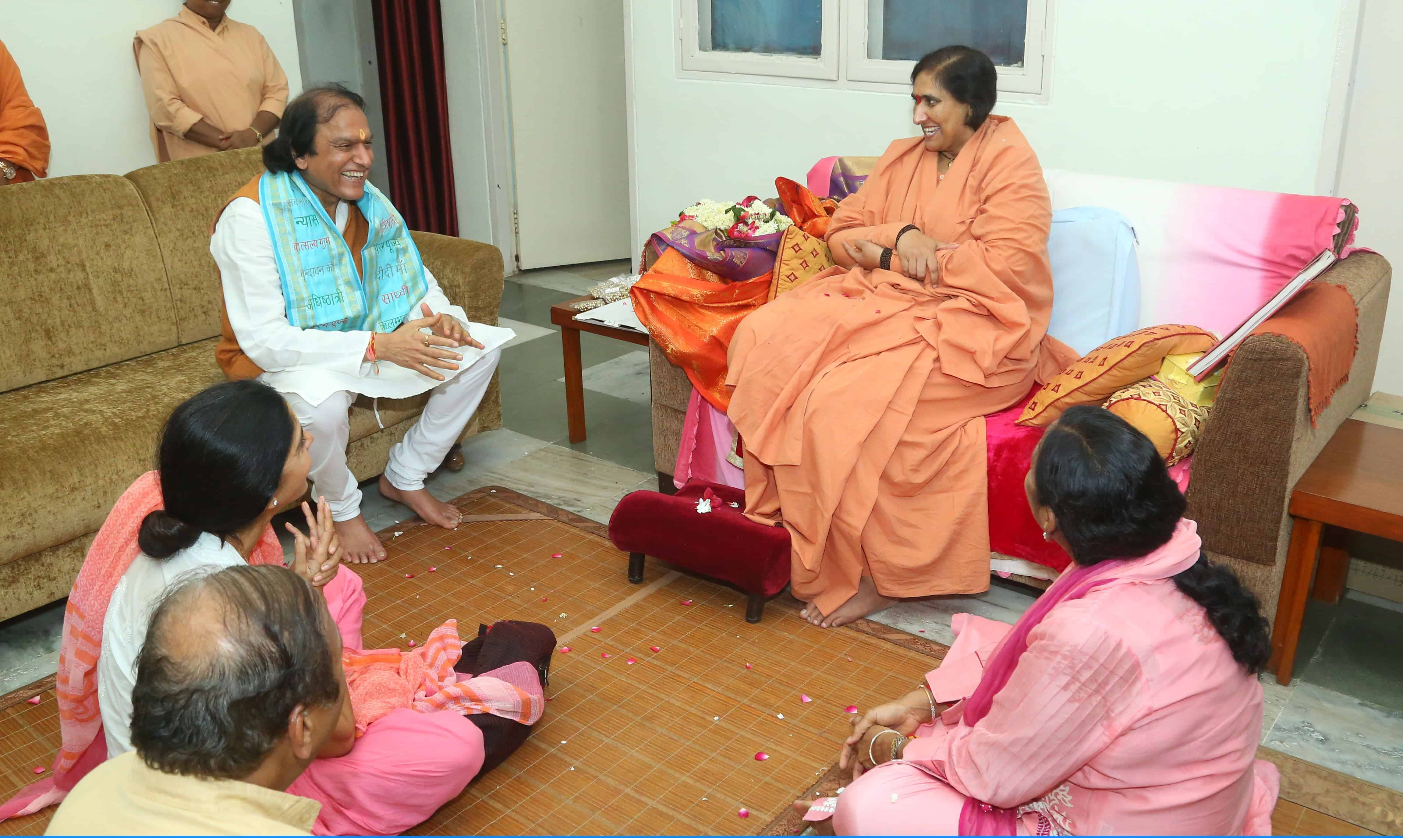 Mr. Dinesh Shahra introduces his book - Simplicity and Wisdom at Vatsalya Gram in Vrindavan - Digpu