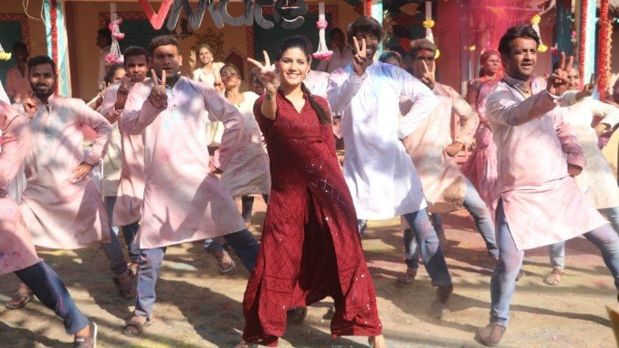 In VMate’s Holi campaign, Sapna Chaudhary yet again enthralls in her ‘desi’ avatar - Digpu