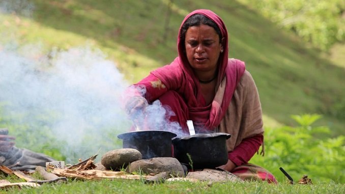 In Pictures: Amid lockdown, nomads continue with their normal life in Valley