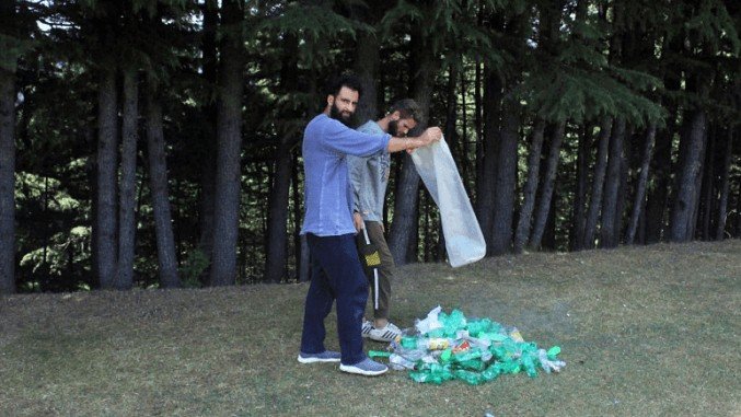 Pulwama youth expresses love for hills through a cleanliness drive