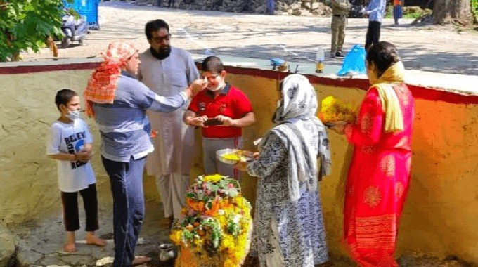 Traditional worship ends with brotherhood in J&K's Pulwama - Kashmir News Digpu
