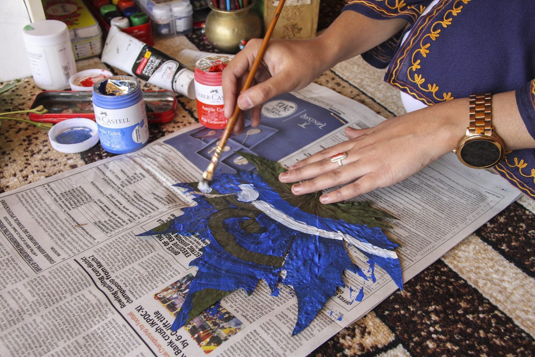 Kashmiri Girl Tabish Khan Makes Art On Chinar Leaves And Waste Material - Digpu News