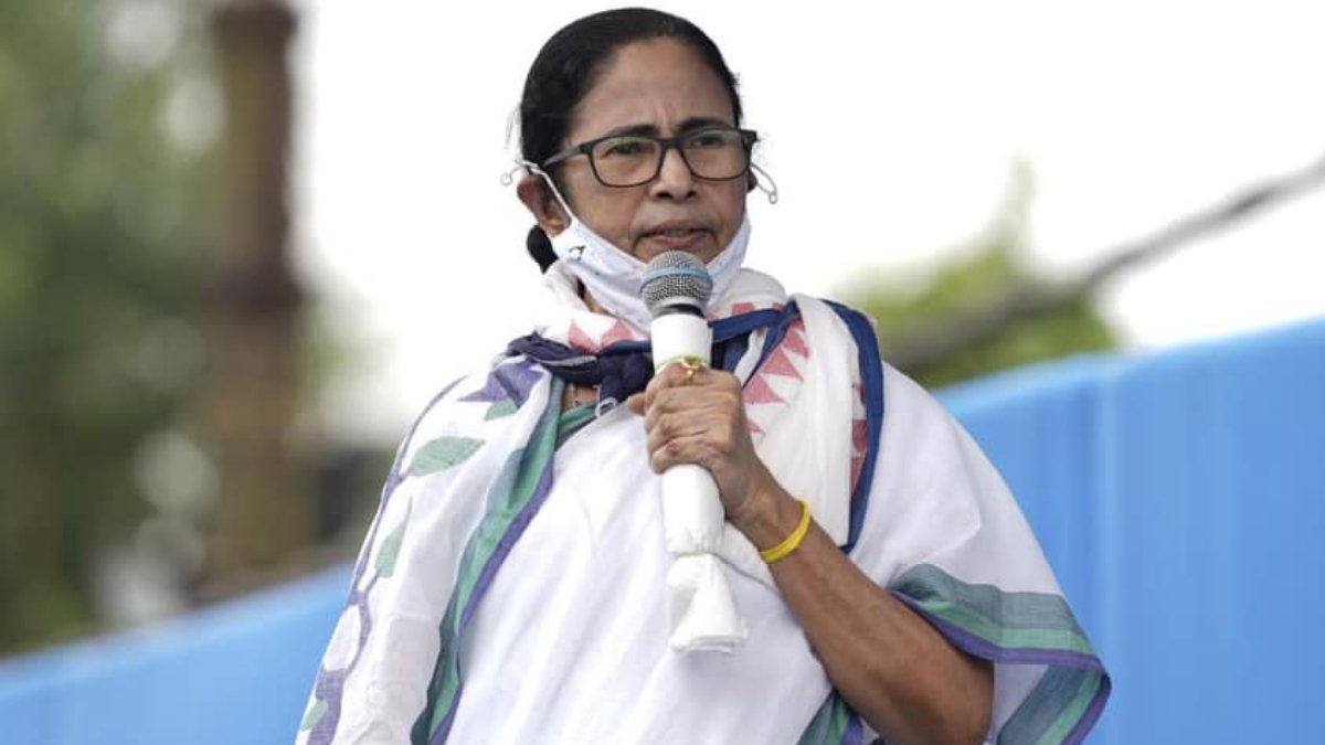 Mamata Banerjee visits tribals in Ballavpur Danga Village - Digpu