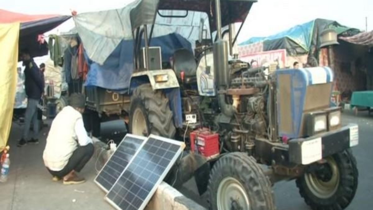 Farmers at Ghazipur border use solar panels