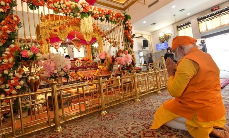 PM visits Gurudwara Rakabganj, pays tribute to Guru Teg Bahadur - Digpu
