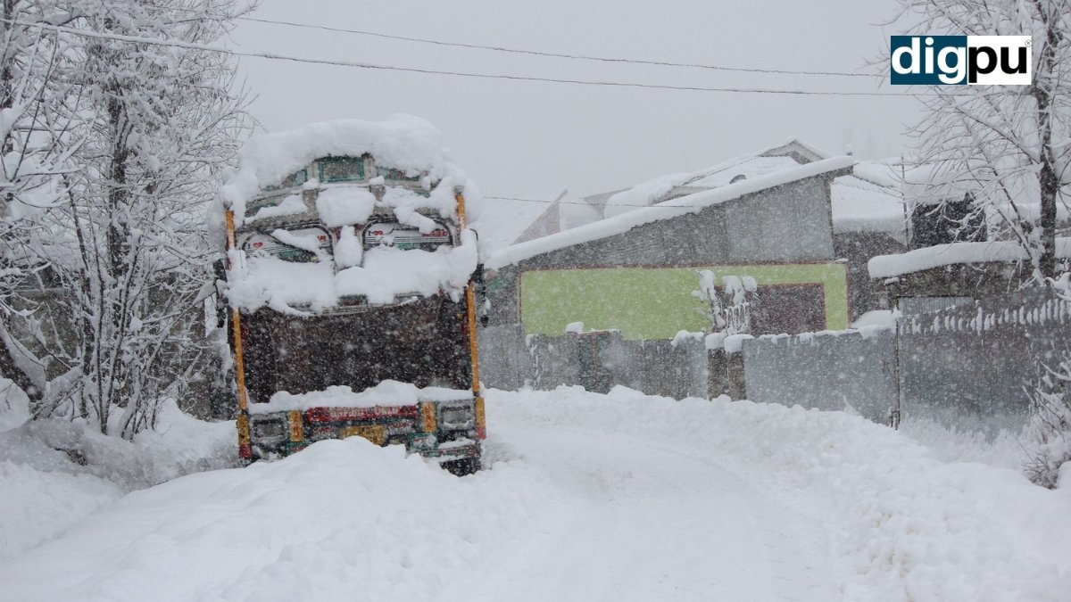 Flights cancelled; highway closed due to incessant snowfall in Kashmir - Digpu News