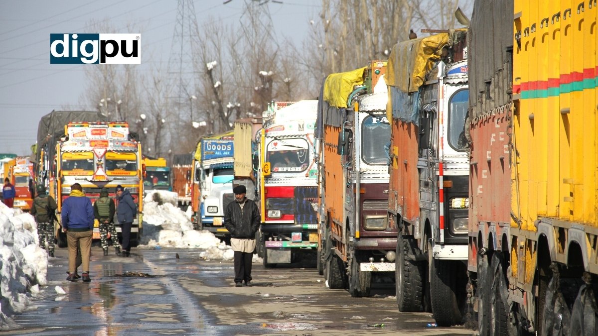 Srinagar-Jammu National Highway remains closed for traffic adding to the woes of stranded passengers - Digpu News