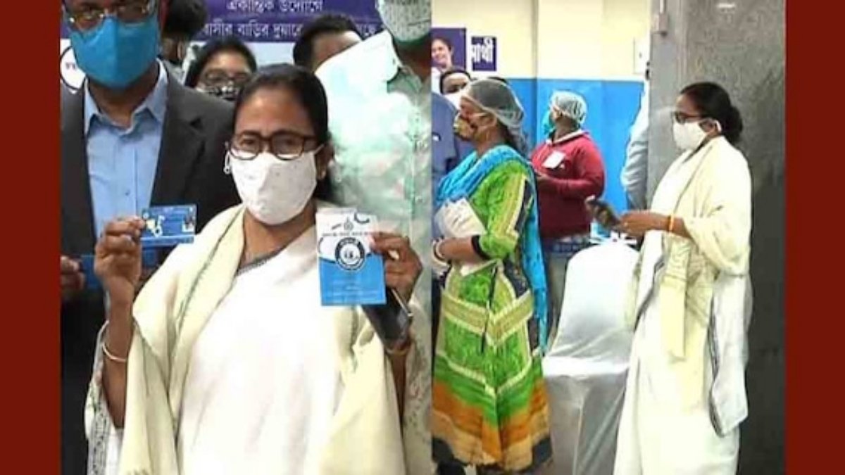 Mamata Banerjee receive 'Swasthya Sathi' card