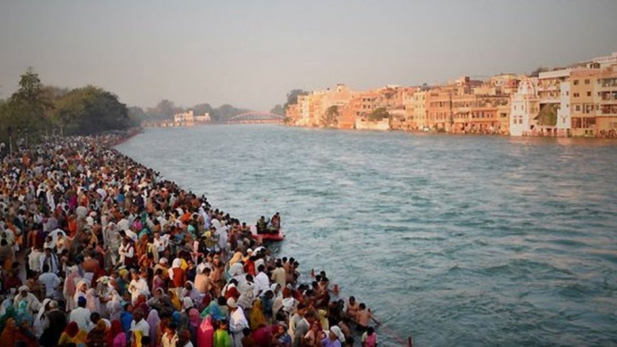 Over 7 lakh devotees take a holy dip in Ganga