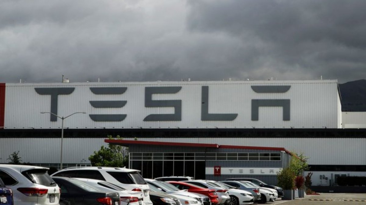 Tesla sued former employees for stealing company information