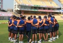 1st Test: Kohli gives pep talk ahead of day 2, Ind vs Eng - Digpu