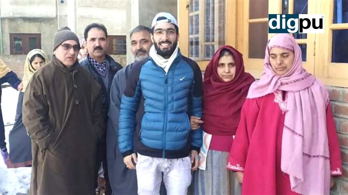 Farhan Majeed — Kashmir's youngest pilot from Pulwama - Digpu News