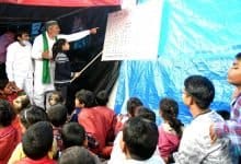 Farmer leader Rakesh Tikait teaches children at the protest site - Digpu News