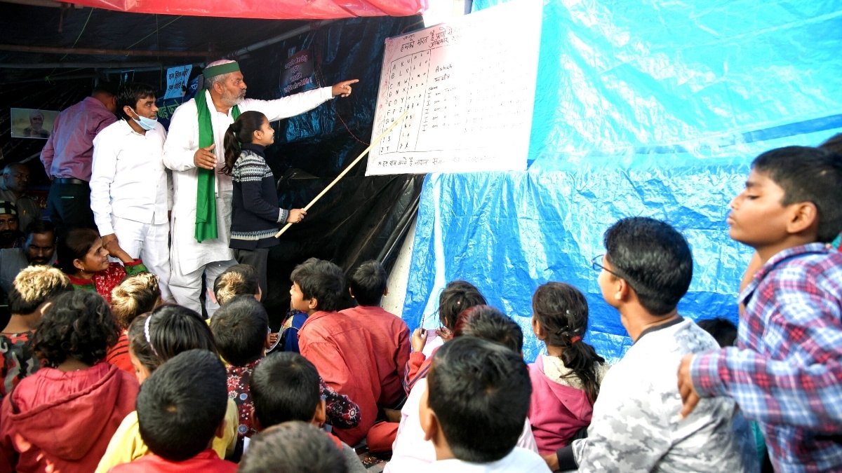 Farmer leader Rakesh Tikait teaches children at the protest site - Digpu News
