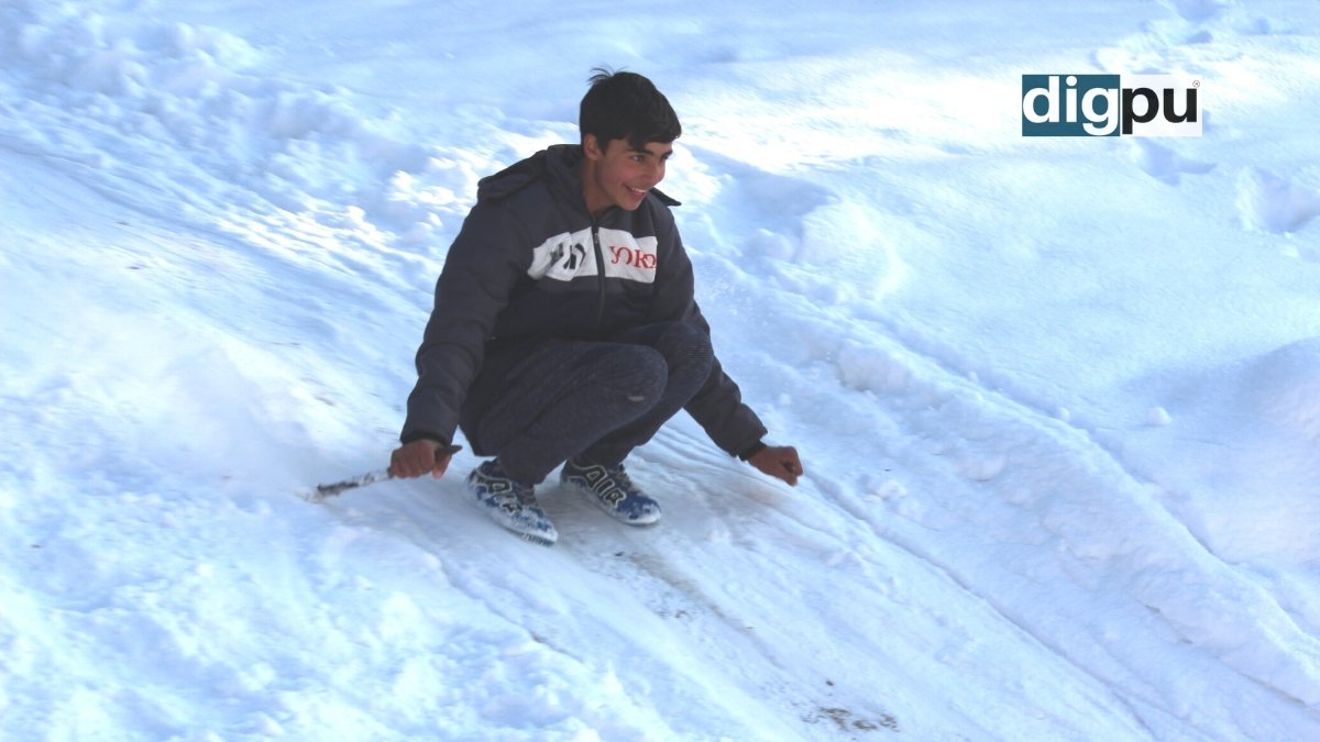 Youngsters enjoy sledding as heavy snowfall engulfs Kashmir - Digpu News