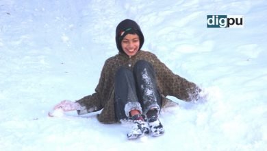 Youngsters enjoy sledding as heavy snowfall engulfs Kashmir - Digpu News