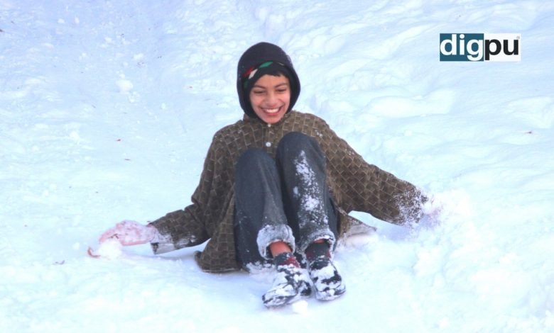 Youngsters enjoy sledding as heavy snowfall engulfs Kashmir - Digpu News