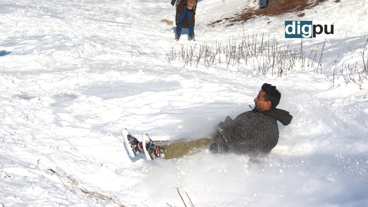 Youngsters enjoy sledding as heavy snowfall engulfs Kashmir - Digpu News