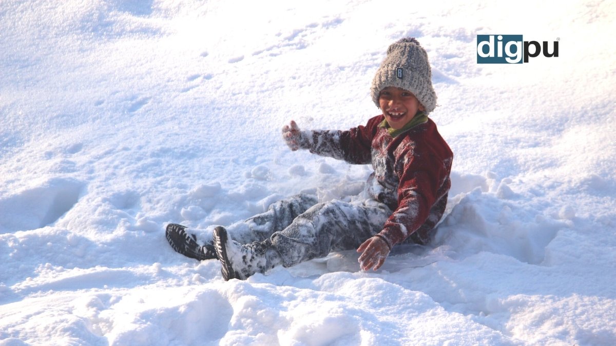 Youngsters enjoy sledding as heavy snowfall engulfs Kashmir - Digpu News