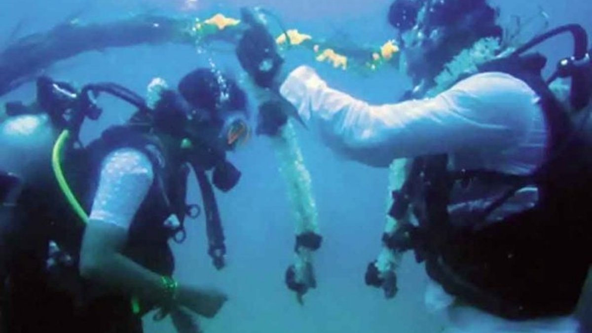 Chennai couple ties knot 60 feet underwater