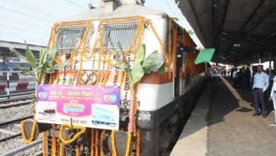 Piyush Goyal flags off Mau-Anand Vihar biweekly special train