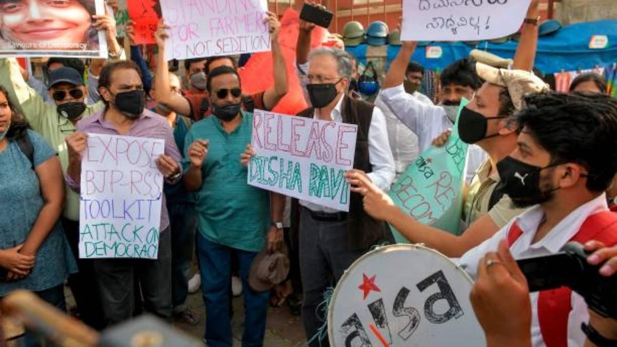 Students demanding the immediate release of Disha Ravi