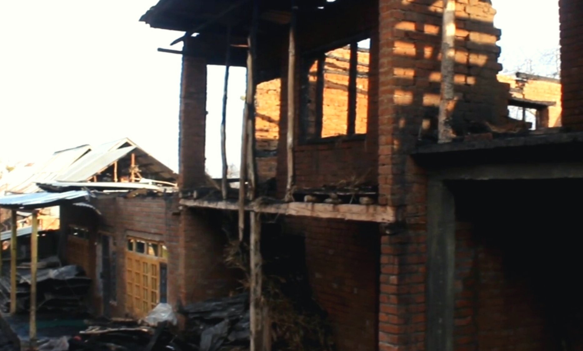 Fire incident leaves two families homeless in south Kashmir's Pulwama - Digpu News