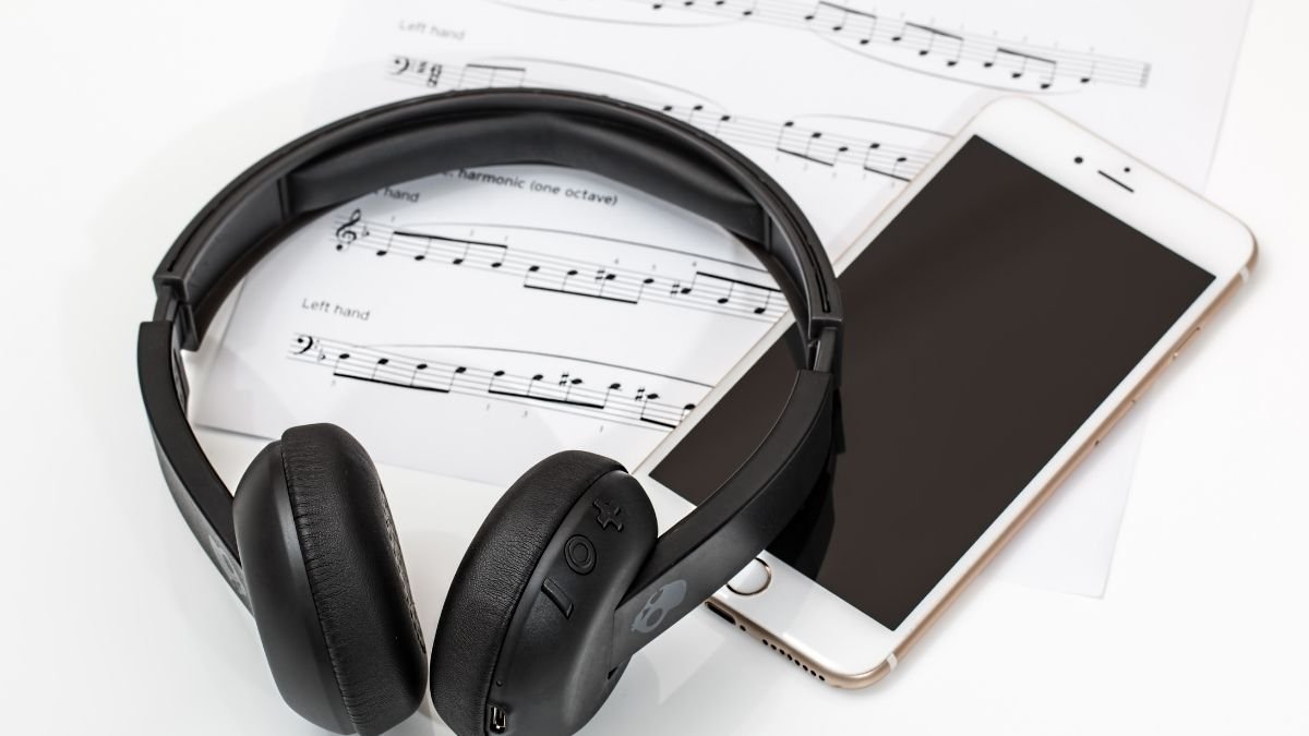 Sleep quality of older adults can be improved by music