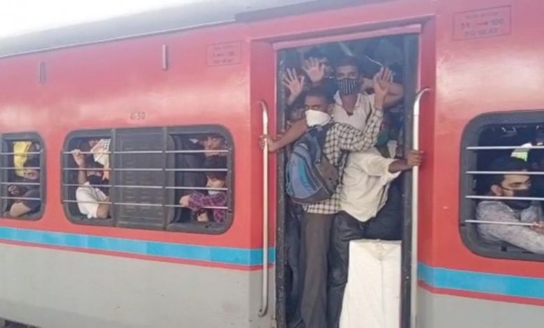 Migrant labourers leave Mumbai in packed trains fearing lockdown