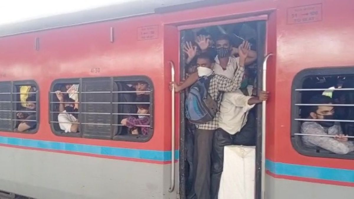 Migrant labourers leave Mumbai in packed trains fearing lockdown