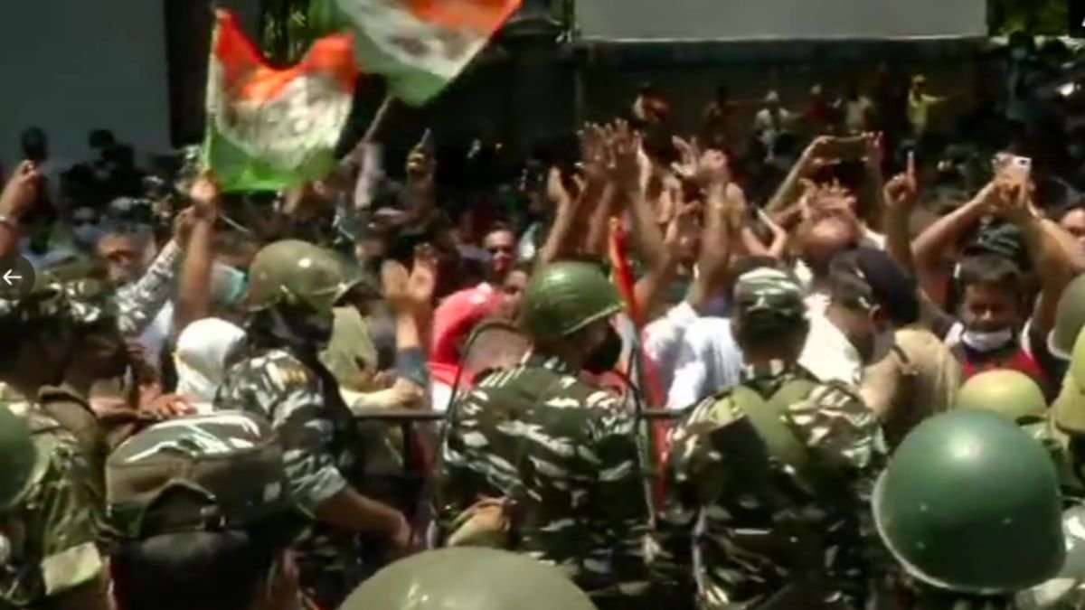 Stage a protest outside CBI office in Kolkata by TMC supporters
