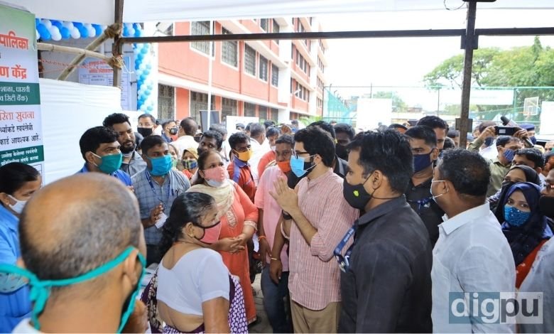 Aaditya Thackeray paid a visit to vaccination center in Dharavi