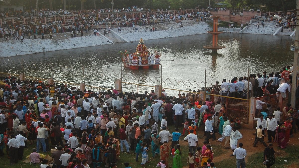 Shri Siddharudha Swamy Math in Hubli attracts devotees from all over