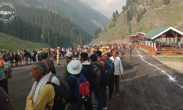 Chandanwari reverberates with chants of Har Har Mahadev as a fresh batch of Yatris arrives