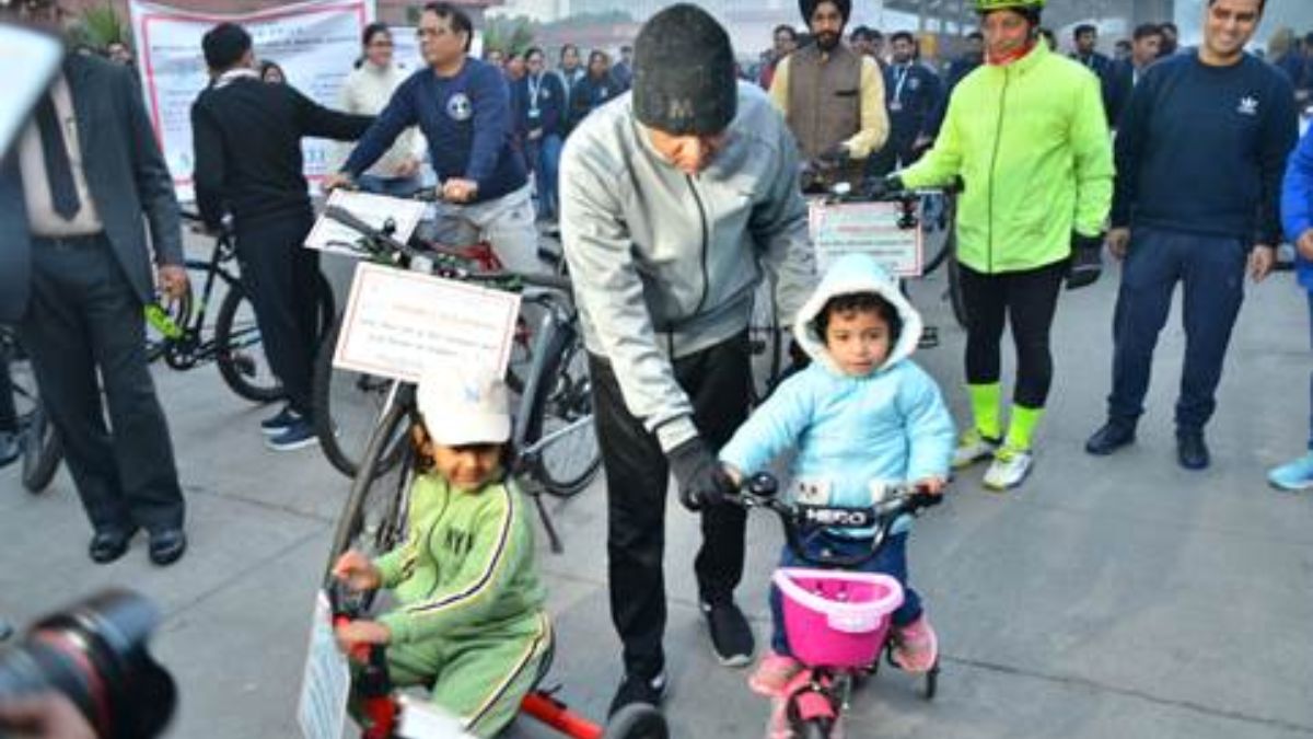 Union Health Minister Dr Mansukh Mandaviya participates in Cyclathon organised by the National Board of Examination in Medical Sciences (NBEMS)