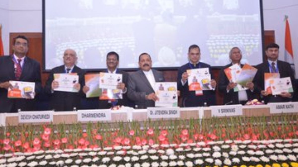 Union Minister Dr Jitendra Singh releases the Annual Report of CPGRAMS for the year 2022 (1)