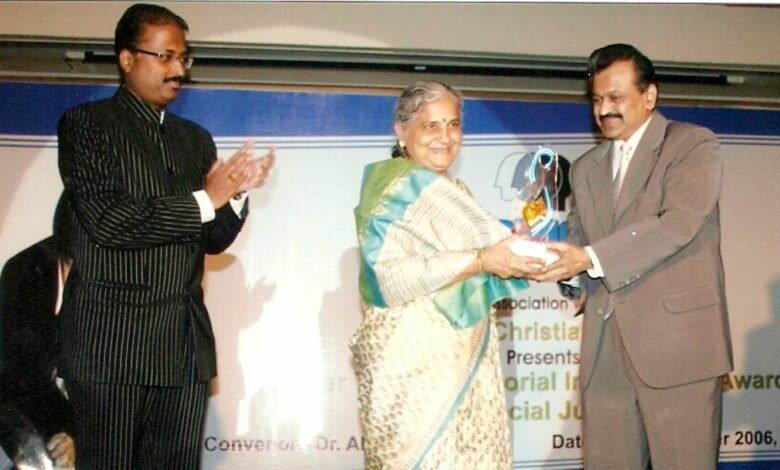 Sudha Murthy receiving Mother Teresa Memorial Awards in 2006 at the hands of Additional DGP Shri. Ajit Parasnis