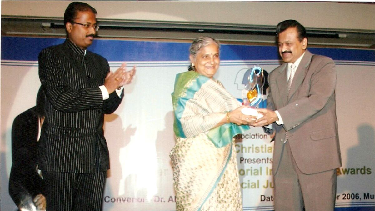 Sudha Murthy receiving Mother Teresa Memorial Awards in 2006 at the hands of Additional DGP Shri. Ajit Parasnis