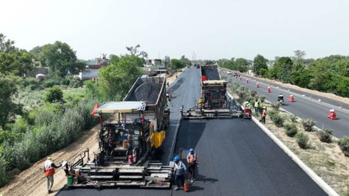 Shri Nitin Gadkari congratulates the team for laying Bituminous Concrete over a distance of 100 lane km in 100 hours at Ghaziabad –Aligarh Expressway