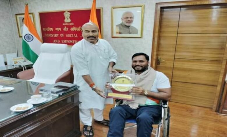 Union Minister of Social Justice and Empowerment felicitated International Para Swimmer Shri Satendra Singh Lohia
