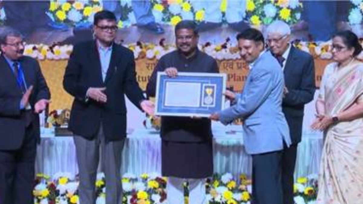 Shri Dharmendra Pradhan confers National Award for Innovations and Good Practices in Educational Administration