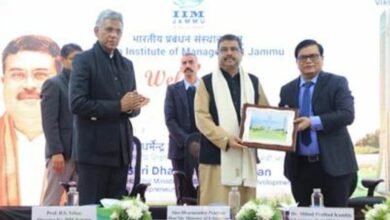Shri Dharmendra Pradhan interacts with the faculty and students of IIM Jammu