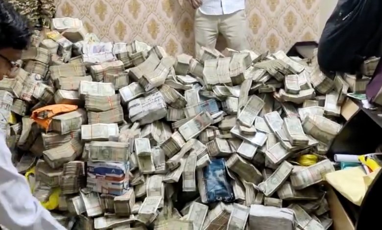 Massive Cash Haul Unveiled in Raids on Jharkhand Minister's Aide's House Help