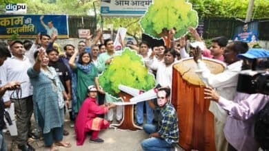 Human Chain Protest at Aam Aadmi Party Office Over Cutting of 1100 Trees in Delhi